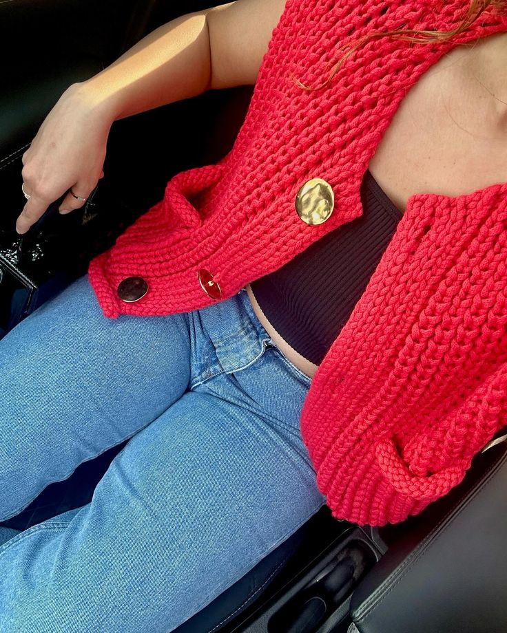 RED CHUNKY SWEATER VEST